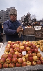 Románia, Bukarest, Piata Unirii, nagypiac., 1986, Urbán Tamás, kereskedelem, színes, piac, gyümölcs, árus, szőrmesapka, Fortepan #47192