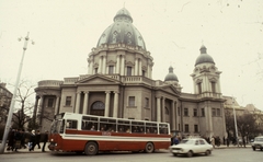 Románia,Erdély, Marosvásárhely, Gyözelem tér (Piața Victoriei), Angyali üdvözlet ortodox templom (Catedrala Buna Vestire)., 1989, Urbán Tamás, templom, színes, autóbusz, Dacia-márka, román gyártmány, görög katolikus, Fortepan #47198