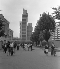 Románia,Erdély, Szatmárnémeti, Közigazgatási Palota., 1988, Urbán Tamás, járókelő, sétálóutca, modern építészet, Nicolae Porumbescu-terv, Fortepan #47201