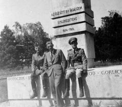 Magyarország, Győr, Kálóczy tér, 11-es győri vadászzászlóalj emlékműve (Weichinger Károly építész, Réthy Gyula kőfaragó, 1937)., 1942, Vargha Zsuzsa, emlékmű, csoportkép, Fortepan #47228