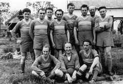 1960, Vargha Zsuzsa, football, tableau, soccer team, cross-legged sitting, hands behind the back, akimbo, arms crossed over the chest, Fortepan #47235