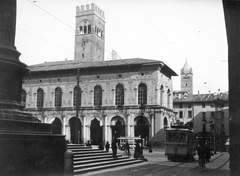 Italy, Bologna, Piazza Maggiore, középen a Palazzo del Podestà., 1909, Vargha Zsuzsa, tram, palace, public building, Aristotele Fioravanti-design, public transport line number, Fortepan #47272