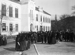 Magyarország, Sopron, Sopronbánfalva (ekkor önálló, ma a város része) Magyar Királyi Állami Elemi Iskola. Távolabb a Mennyek Királynője-templom látszik., 1918, Vargha Zsuzsa, iskola, csoportosulás, Kármeliták, Fortepan #47281