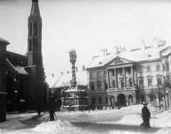 Magyarország, Sopron, Fő (Ferenc József) tér, balra a bencés templom (Kecske templom), középen a Szentháromság-szobor, jobbra a Vármegyeháza., 1918, Vargha Zsuzsa, tél, templom, hó, emlékmű, utcakép, Fortepan #47282