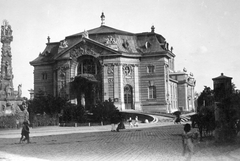 Hungary, Kecskemét, Katona József tér, Katona József Színház, előtte a Szentháromság-szobor., 1907, Vargha Zsuzsa, Fellner and Helmer-design, kids, eclectic architecture, Neo-Baroque-style, Fortepan #47291