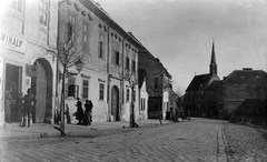 Magyarország, Sopron, Bécsi út, háttérben a Keresztelő Szent János-templom., 1915, Vargha Zsuzsa, utcakép, kockakő, gázlámpa, Fortepan #47313