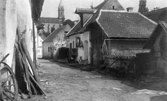 Magyarország, Sopron, Sopronbánfalva (ekkor önálló, ma a város része) a Bánfalvi út 190. számú ház udvara. Háttérben a Mennyek Királynője-templom., 1915, Vargha Zsuzsa, Kármeliták, Fortepan #47317