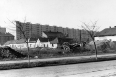 Hungary, Óbuda, Budapest III., a Kiscelli utca lebontásra váró házai a Pacsirtamező (Korvin Ottó) utca felől. Háttérben a Szőlő utcai sávház (Faluház)., 1970, Óbudai Múzeum, Budapest, Fortepan #47346