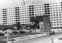 Hungary, Óbuda, Budapest III., Vörösvári úti épülő, illetve bontásra váró házak a Gyenes utcánál., 1970, Óbudai Múzeum, Budapest, blocks, construction, crane, concrete block of flats, Fortepan #47356