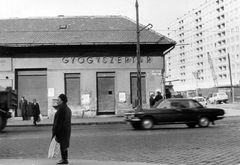 Hungary, Óbuda, Budapest III., Flórián tér - Kórház utca sarok., 1970, Óbudai Múzeum, Soviet brand, GAZ-brand, pharmacy, automobile, Budapest, Fortepan #47380