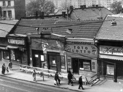 Magyarország, Óbuda, Budapest III., Flórián tér, háttérben a Szőlő utcai sávház (Faluház) látszik., 1972, Óbudai Múzeum, cégtábla, könyvesbolt, villamos, lottózó, Budapest, Fortepan #47381