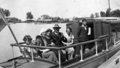 Magyarország,Balaton, Siófok, hajókikötő., 1930, Párdányi Miklós, kalap, hajó, vitorláshajó, zászló, csoportkép, nők, férfiak, víztükör, gyerekek, kikötő, hajókirándulás, Fortepan #47395