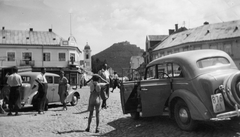 Ukrajna,Kárpátalja, Huszt, főtér, balra a Szent Anna-templom, háttérben a vár., 1940, Párdányi Miklós, német gyártmány, Opel-márka, várrom, rendszám, Opel Olympia OL38, pótkerék, csípőre tett kéz, Fortepan #47413