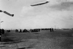 Magyarország, Budapest XXI., Csepel, Weiss Manfréd gyár repülőtere. Graf Zeppelin léghajó., 1931, Szinnay Gábor, német gyártmány, repülés, csoportosulás, léghajó, repülőtér, Budapest, Fortepan #47420