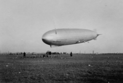 Magyarország, Budapest XXI., Csepel, Weiss Manfréd gyár repülőtere. Graf Zeppelin léghajó., 1931, Szinnay Gábor, német gyártmány, repülés, léghajó, repülőtér, Budapest, Fortepan #47421