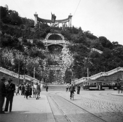 Magyarország, Budapest I., Erzsébet híd budai hídfő, Szent Gellért szobor és lépcső., 1934, Szinnay Gábor, kerékpár, szobor, járókelő, életkép, villamos, lépcső, hegy, hídfő, Budapest, Szent Gellért-ábrázolás, Fortepan #47424