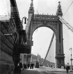 Magyarország, Budapest V., Erzsébet híd pesti hídfő, Buda felé nézve., 1934, Szinnay Gábor, híd, kandeláber, járókelő, életkép, villamos, hegy, lámpaoszlop, hídfő, eklektikus építészet, Budapest, függőhíd, Duna-híd, Kherndl Antal-terv, Czekelius Aurél-terv, Fortepan #47425