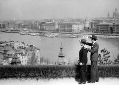 Hungary, Budapest I., kilátás a pesti szállodasorra., 1936, Szinnay Gábor, ship, river, men, picture, building, wharf, Budapest, point a finger, looking into the distance, Fortepan #47426