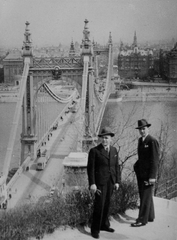 Hungary, Budapest I., Erzsébet híd., 1936, Szinnay Gábor, hat, bridge, men, view, Danube, eclectic architecture, Budapest, suspension bridge, Antal Kherndl-design, Aurél Czekelius-design, Fortepan #47427