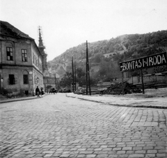 Magyarország, Tabán, Budapest I., Szarvas (Szebeny Antal) tér a Görög utca felé nézve, háttérben a Szerb templom és a Gellért-hegy., 1934, Szinnay Gábor, utcakép, hegy, Budapest, Fortepan #47432