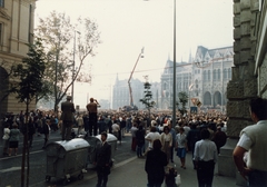 Magyarország, Budapest V., Alkotmány utca a Kossuth Lajos tér felé nézve 1989 október 23-án, a köztársaság kikiáltása idején., 1989, Szinnay Gábor, színes, tömeg, tüntetés, Budapest, 1956-utóélet, rendszerváltás, Fortepan #47438