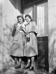 1946, Fortepan, wrist watch, drinking, fun, glass, double portrait, lady, sandal, costume, tress, Fortepan #4757