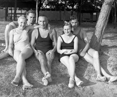 1930, Fortepan, beach, bathing suit, tableau, women, men, changing cabin, summer, bathing caps, arms around shoulders, stretched legs, Fortepan #4775