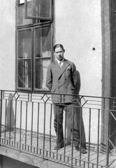 1930, Fortepan, portrait, courtyard balcony, man, hands behind the back, Fortepan #4796