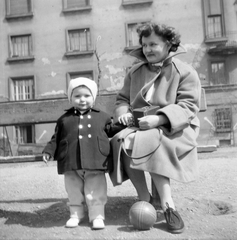 Magyarország, Budapest IX., Vaskapu utca, játszótér a Tinódi és a Liliom utcák között., 1951, Fortepan, gyerek, anya, labda, Budapest, Fortepan #4807