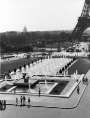 Franciaország, Párizs, Trocadéro-kert részlete, jobbra a Jéna híd a Szajnán és az Eiffel-torony., 1983, Nagy Gyula, szökőkút, torony, Gustave Eiffel-terv, Fortepan #50006