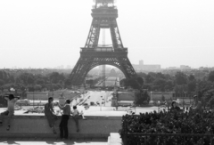 Franciaország, Párizs, a Jéna híd a Szajnán és az Eiffel-torony a Chaillot-palotától nézve., 1983, Nagy Gyula, látkép, torony, Gustave Eiffel-terv, fej mögött összekulcsolt kéz, falon ülni, Fortepan #50007