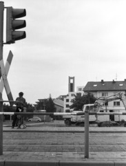 Németország, Stuttgart, Kirchheimer Strasse, Bockelstarsse villamosmegálló, a háttérben a heumadeni evangélikus templom tornya., 1983, Nagy Gyula, jelzőlámpa, sínpálya, NSZK, Fortepan #50020