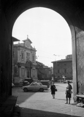 Olaszország, Pisa, Piazza dei Cavalieri, szemben a Chiesa di Santo Stefano dei Cavalieri., 1969, Nagy Gyula, reneszánsz, Alfa Romeo Giulia, Manierizmus, Giorgio Vasari-terv, Pasquale Poccianti-terv, Gaetano Niccoli-terv, Fortepan #50027