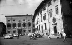 Olaszország, Pisa, Piazza dei Cavalieri, balra a Palazzo del Consiglio dei Dodici, jobbra a Palazzo del Collegio Puteano., 1969, Nagy Gyula, kerékpár, forgalom, utcakép, életkép, robogó, reneszánsz, Autobianchi-márka, Simca 1300, Fortepan #50028