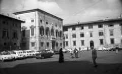 Olaszország, Pisa, Piazza dei Cavalieri, balra a Palazzo del Consiglio dei Dodici, jobbra a Palazzo del Collegio Puteano., 1969, Nagy Gyula, Fiat-márka, olasz gyártmány, palota, reneszánsz, Fiat 850, Fiat 500, Fiat 124, Fiat 600, Fortepan #50029