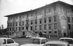 Olaszország, Pisa, Piazza dei Cavalieri, Palazzo della Carovana., 1969, Nagy Gyula, Fiat 850, Fiat 500, Fiat 124, Fiat 600, Fiat 850 Familiare, Fortepan #50030