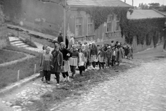 Magyarország, Eger, a felvétel a várkapu előtt készült, balra a Vár köz, jobbra a Tinódi Sebestyén (Dózsa György) tér., 1962, Fortepan, oktatás, csoportkép, Fortepan #5004