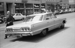 Svájc, Zürich, Seefeldstrasse a Seehofstrasse felől a Falkenstrasse felé nézve., 1969, Nagy Gyula, cégtábla, amerikai gyártmány, utcakép, taxi, Chevrolet-márka, automobil, rendszám, Chevrolet Impala, Bata-márka, Fortepan #50045