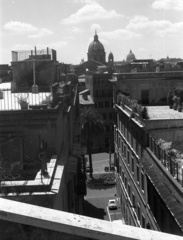 Olaszország, Róma, Piazza di Spagna a Piazza della Trinita dei Monti felől, szemben a San Carlo al Corso templom kupolája., 1969, Nagy Gyula, pálmafa, Fortepan #50073