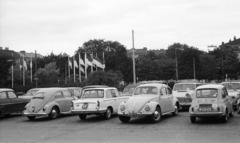 Ausztria, Bécs, Europaplatz, parkoló a Westbahnhof mellett, a háttérben balra a Stollgasse, középen az Apollogasse épületei., 1969, Nagy Gyula, osztrák gyártmány, Puch-márka, Volkswagen-márka, parkoló, automobil, rendszám, Volkswagen Bogár, Opel Rekord P2, Puch 500, országjelzés, Triumph Herald, Fortepan #50085