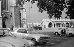 Magyarország, budai Vár, Budapest I., Szentháromság tér, balra a Mátyás-templom, szemben a Halászbástya., 1981, Nagy Gyula, német gyártmány, Opel-márka, utcakép, életkép, Wartburg-márka, lámpaoszlop, automobil, GAZ M21 Volga, Opel Rekord, Wartburg 353, Opel Rekord C, Budapest, Fortepan #50099