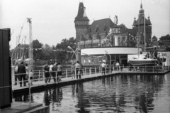 Magyarország, Városliget,Budapesti Nemzetközi Vásár, Budapest XIV., a Magyar Hajó- és Darugyár pavilonja a tavon., 1972, Nagy Gyula, vitorláshajó, tó, nemzetközi vásár, vízpart, hajógyártás, dekoráció, Budapest, Fortepan #50129