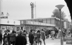 Magyarország, Városliget,Budapesti Nemzetközi Vásár, Budapest XIV., Országos Gumiipari Vállalat pavilonja., 1972, Nagy Gyula, reklám, nemzetközi vásár, sokaság, dekoráció, Budapest, Fortepan #50142