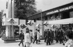 Magyarország, Városliget,Budapesti Nemzetközi Vásár, Budapest XIV., dekoráció a csehszlovák pavilon előtt., 1972, Nagy Gyula, reklám, nemzetközi vásár, sokaság, dekoráció, Budapest, Fortepan #50146