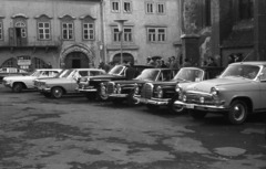 Magyarország, Sopron, Fő (Beloiannisz) tér, szemben a Gambrinus-ház, jobbra a bencés templom (Kecske templom). A felvétel 1969. november 14-én a bécsi diplomáciai testület tagjainak és Ausztria vezető politikusainak látogatásakor készült., 1969, Nagy Gyula, csehszlovák gyártmány, Tatra-márka, amerikai gyártmány, szovjet gyártmány, GAZ-márka, Mercedes-márka, Chevrolet-márka, automobil, GAZ M21 Volga, Tatra 603, Mercedes W111, Opel Rekord B, Chevrolet Impala, Fortepan #50151