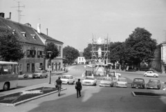 Magyarország, Kőszeg, Fő (Köztársaság) tér, Szentháromság-szobor., 1974, Nagy Gyula, autóbusz, neonreklám, automobil, Wartburg 311/312, VAZ 2101, Fortepan #50176