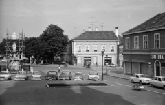 Magyarország, Kőszeg, Fő (Köztársaság) tér, Szentháromság-szobor., 1974, Nagy Gyula, automobil, Wartburg 311/312, Trabant 601, Renault 16, Wartburg 353, VAZ 2101, Fortepan #50177