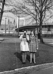 Magyarország, Budapest I., Döbrentei tér, háttérben az Erzsébet híd., 1971, Nagy Gyula, portré, látkép, fényképezőgép, fotózás, Budapest, függőhíd, Sávoly Pál-terv, Fortepan #50188