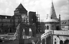 Magyarország, budai Vár, Budapest I., a domonkosok Szent Miklós templomának tornya és az egykori jezsuita kollégium romos épülete a Halászbástyáról nézve., 1971, Nagy Gyula, épületbontás, építkezés, Budapest, Fortepan #50206