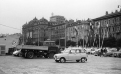 Horvátország,Adria, Fiume, kikötő, Riva (egykor Szapáry rakpart), balra az Adria-palota., 1971, Nagy Gyula, közlekedés, Jugoszlávia, hajó, német gyártmány, teherautó, életkép, Renault-márka, IFA-márka, francia gyártmány, kikötő, automobil, IFA W50, Fiat 850, Renault 4, Volkswagen Bogár, Simca 1300, Osijek-hajó, Ford Escort MK1, Renault 6, Fortepan #50221